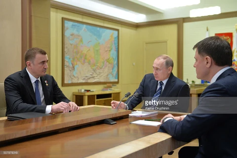 Tổng thống Nga Vladimir Putin giao nhiệm vụ cho ông Alexey Dyumin (trái). (Ảnh: Getty Images)