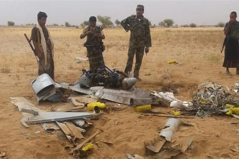 Phần còn lại của chiếc máy bay do thám của Saudi Arabia bị bắn rơi. (Nguồn: presstv.ir)