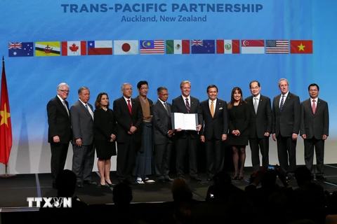 Bộ trưởng Thương mại và Kinh tế các nước thành viên tham gia TPP tại lễ ký. (Ảnh: AFP/TTXVN)