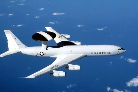 Máy bay kiểm soát và cảnh báo sớm của Không quân Mỹ. (Nguồn: euractiv.com)