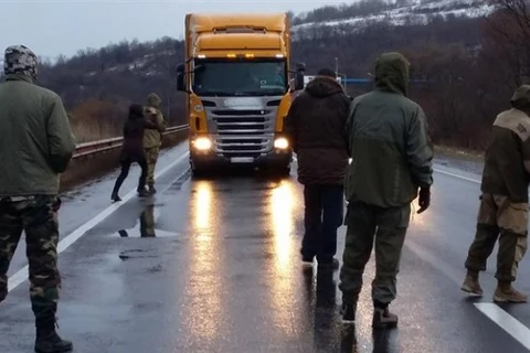 Các nhà hoạt động tại Ukraine chặn xe tải mang biển số Nga. (Nguồn: mukachevo.net)