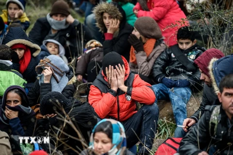 Người di cư chờ tại Canakkale, Thổ Nhĩ Kỳ để tìm cách vượt biển tới Hy Lạp. (Ảnh: AFP/TTXVN)