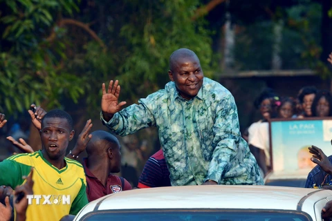 Ông Faustin Archange Touadera (giữa) trong một chiến dịch vận động tranh cử ở Bangui, Cộng hòa Trung Phi. (Ảnh: AFP/TTXVN)