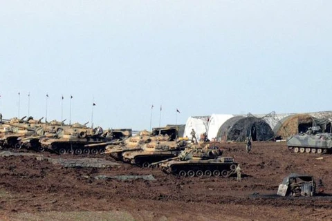 Xe tăng của quân đội Thổ Nhĩ Kỳ gần khu vực biên giới với Syria. (Nguồn: Getty Images)