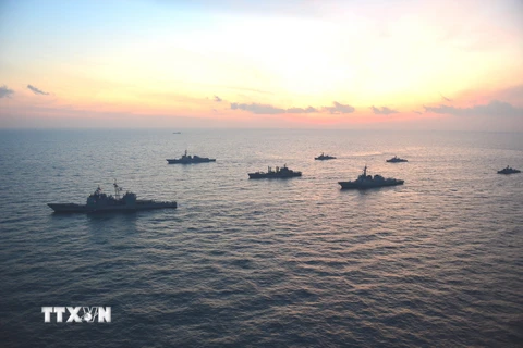Tàu chiến Mỹ và Hàn Quốc trong một cuộc diễn tập chung. (Ảnh: AFP/TTXVN)