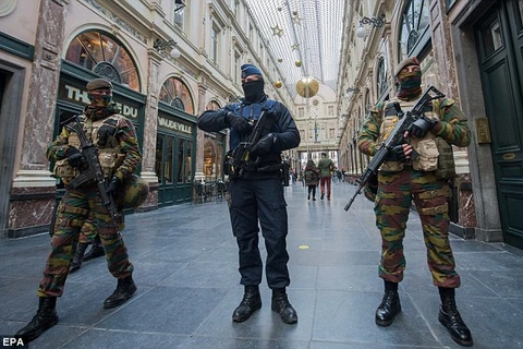 Binh sỹ quân đội và cảnh sát Bỉ tuần tra tại thủ đô Brussels. (Ảnh: EPA)