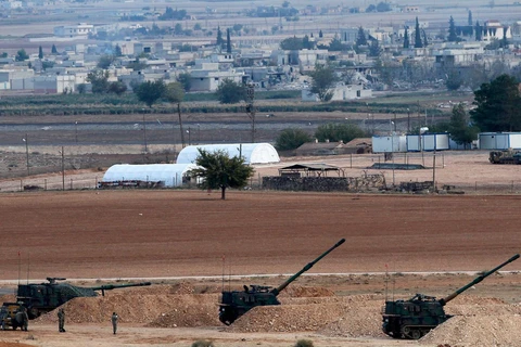 Các đơn vị pháo binh Thổ Nhĩ Kỳ được triển khai gần biên giới với Syria. (Ảnh: Getty Images)