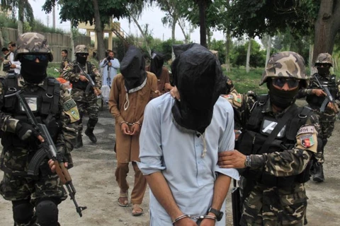 Cảnh sát quốc gia Afghanistan bắt giữ 4 đối tượng tình nghi là thành viên tổ chức Taliban. (Nguồn: EPA)