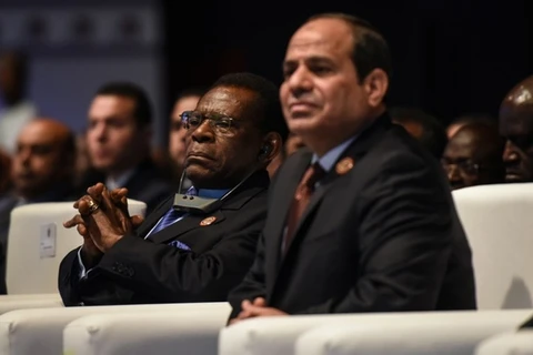 Tổng thống Ai Cập Abdel Fattah al-Sisi (phải) tại Hội nghị thượng đỉnh kinh tế châu Phi tổ chức tại nước này. (Nguồn: AFP)