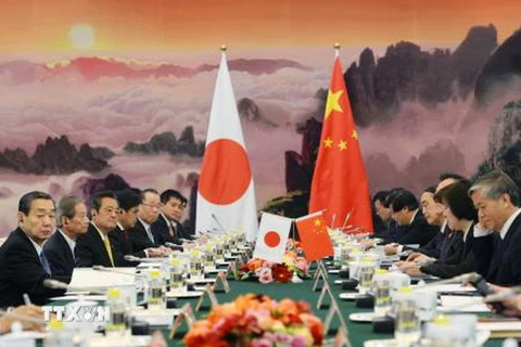 Nhóm Thượng nghị sỹ Nhật Bản gặp các thành viên Quốc hội Trung Quốc tại Bắc Kinh ngày 22/2. (Ảnh: Kyodo/TTXVN)
