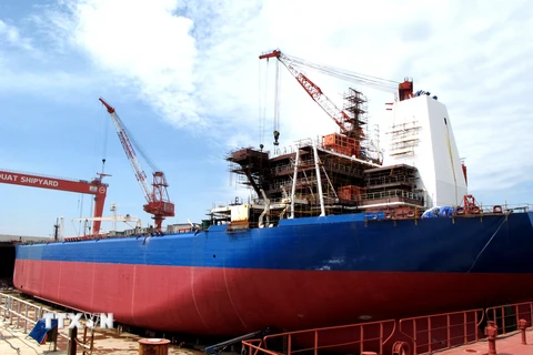 Hoàn thiện tàu chở dầu 104.000 tấn tại Công ty Công nghiệp Tàu thủy Dung Quất. (Ảnh: TTXVN)