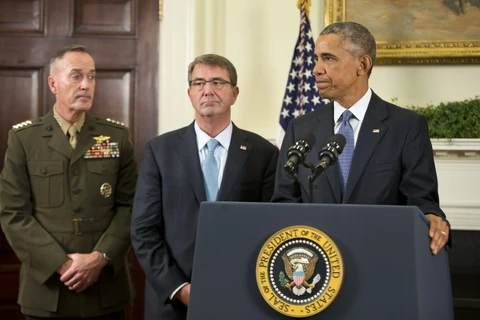 (Từ phải qua trái) Tổng thống Mỹ Barack Obama, Bộ trưởng Quốc phòng Ashton Carter và Chủ tịch Hội đồng Tham mưu trưởng Liên quân Joseph Dunford. (Ảnh: AP)
