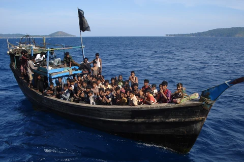 Những người tị nạn Rohingya trên tàu của bọn buôn người. (Nguồn: Asiapix) 