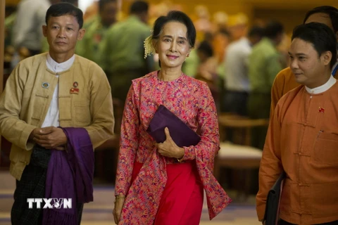 Bà Aung San Suu Kyi (giữa), lãnh đạo đảng NLD, sau khi tham dự phiên họp Hạ viện tại thủ đô Naypyidaw ngày 1/2. (Ảnh: AFP/TTXVN)