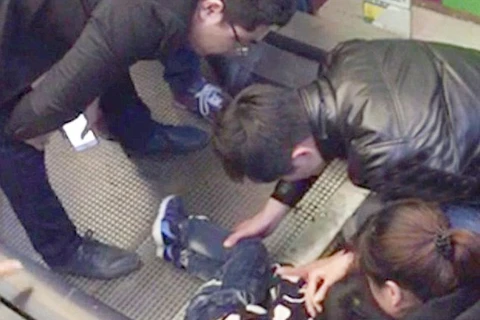 Một bé trai 3 tuổi bị kẹt tay vào trong thang cuốn ở Nam Kinh, Trung Quốc. (Nguồn: dailymail.co.uk)