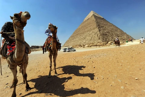 Du khách thạm quan kim tự tháp Khafra tại Giza, Ai Cập. (Nguồn: AFP)