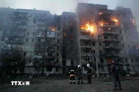 Một tòa nhà chung cư ở Donetsk, miền đông Ukraine bị trúng đạn pháo trong cuộc đụng độ giữa quân đội chính phủ và lực lượng ly khai ngày 10/10. (Ảnh: Reuters/TTXVN)