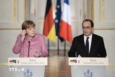 Tổng thống Francois Hollande (phải) và Thủ tướng Angela Merkel tại cuộc họp báo chung sau cuộc gặp. (Nguồn: AFP/TTXVN)