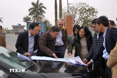 Đoàn công tác của WB và lãnh đạo tỉnh Thái Bình khảo sát thực tế tại huyện Tiền Hải. (Ảnh: Thu Hoài/TTXVN)