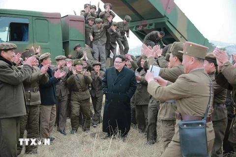 Nhà lãnh đạo Triều Tiên Kim Jong Un thị sát cuộc bắn thử từ bệ phóng rocket đa nòng mới. (Nguồn: Yonhap/TTXVN)
