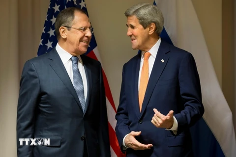 Ngoại trưởng Nga Sergei Lavrov (trái) và người đồng cấp Mỹ John Kerry thảo luận về việc thực thi thỏa thuận ngừng bắn tại Syria. (Nguồn: AFP/TTXVN)