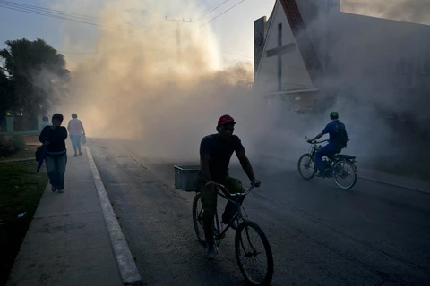 Phun thuốc diệt muỗi phòng virus Zika tại Cuba. (Nguồn: AP)