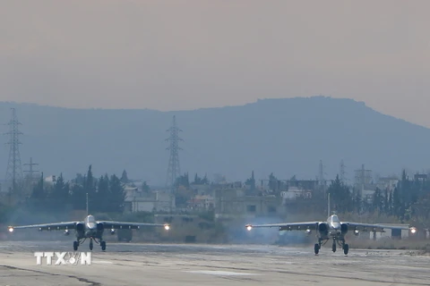 Máy bay chiến đấu Sukhoi Su-24 của Nga tại căn cứ quân sự Hmeimin thuộc tỉnh Latakia, miền tây bắc Syria ngày 16/12. (Nguồn: AFP/TTXVN)