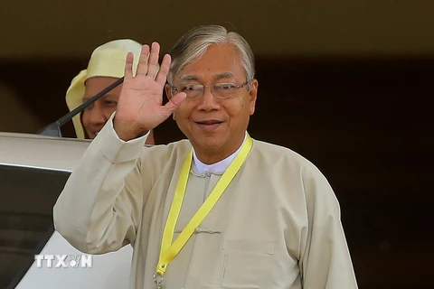 Tân Tổng thống Htin Kyaw rời khỏi Quốc hội ở Naypyidaw sau khi đắc cử ngày 15/3. (Nguồn: AFP/ TTXVN)