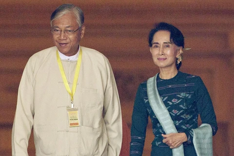 Tân tổng thống Myanmar Htin Kyaw và bà Aung San Suu Kyi. (Nguồn: independent.co.uk)