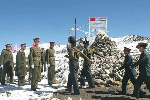 Binh sỹ Trung Quốc và Ấn Độ tại khu vực đường biên giới giữa hai nước. (Nguồn: zeenews.india.com)
