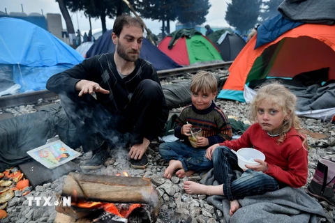 Trẻ em trong những căn lều tạm tại Idomeni, Hy Lạp, gần biên giới với Macedonia ngày 10/3. (Nguồn: AFP/TTXVN)