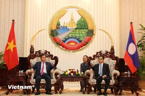 Thủ tướng Lào Thongsing Thammavong tiếp thân mật Bộ trưởng Bùi Quang Vinh. (Ảnh: Phạm Kiên/Vietnam+)