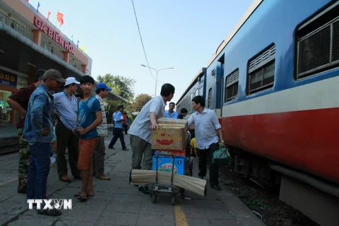 Hành khách đi tàu hỏa được trung chuyển tại ga Biên Hòa. (Ảnh: Sỹ Tuyên/TTXVN)
