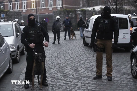 Cảnh sát Bỉ phong tỏa tuyến đường trong chiến dịch truy tìm Abdeslam ngày 18/3. (Nguồn: AFP/TTXVN)