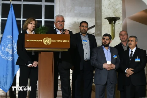 Phó Trưởng đoàn đối lập chính tại Syria George Sabra (thứ hai, trái) phát biểu trong buổi họp báo tại Geneva ngày 15/3. (Nguồn: AFP/TTXVN)