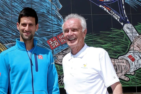 Giám đốc điều hành giải đấu Indian Wells Raymond Moore và tay vợt Novak Djokovic. (Nguồn: Getty Images)