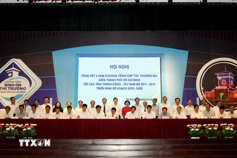 Lãnh đạo Sở Công thương Thành phố Hồ Chí Minh và Sở Công thương các tỉnh, thành Đông-Tây Nam bộ ký kết chương trình hợp tác thương mại giai đoạn 2016-2020. (Ảnh: Thanh Vũ/TTXVN)