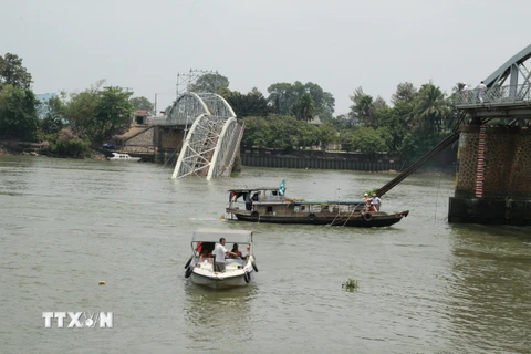 Triển khai thiết bị quét 3D dò lòng sông Đồng Nai nơi cầu Ghềnh bị sập. (Ảnh: Sỹ Tuyên/TTXVN)