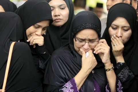 Thân nhân của các hành khách trên chuyến bay MH17. (Nguồn: AP)