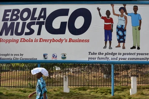Tấm bảng cảnh báo virus Ebola tại Monrovia, Guinea. (Nguồn: AFP)