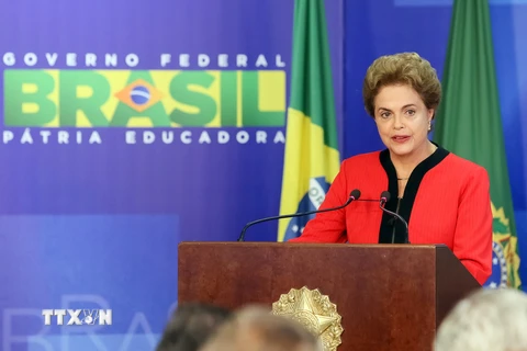 Tổng thống Brazil Dilma Rousseff phát biểu trong lễ ký thỏa thuận bồi thường tại Brasilia ngày 2/3. (Nguồn: THX/TTXVN)