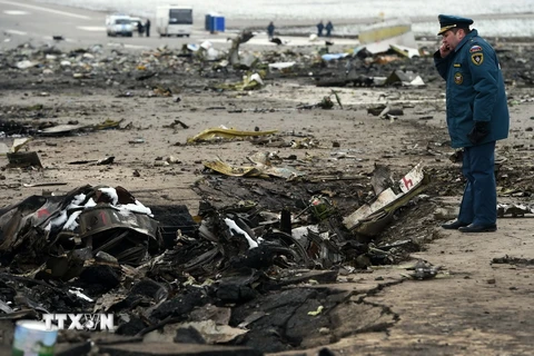 Nhân viên Bộ tình trạng khẩn cấp Nga điều tra tại hiện trường vụ máy bay rơi ở Rostov-on-Don ngày 20/3. (Nguồn: AFP/TTXVN)