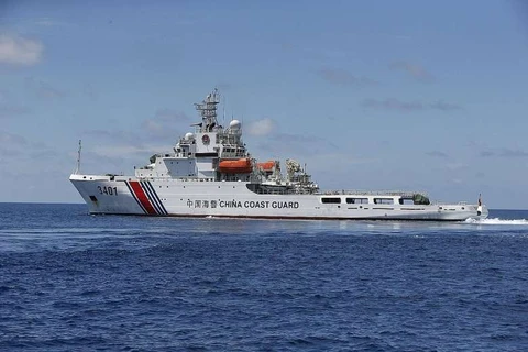Một tàu hải cảnh Trung Quốc đã tìm cách ngăn cản lực lượng chức năng Indonesia bắt giữ tàu cá Trung Quốc. (Nguồn: Reuters)