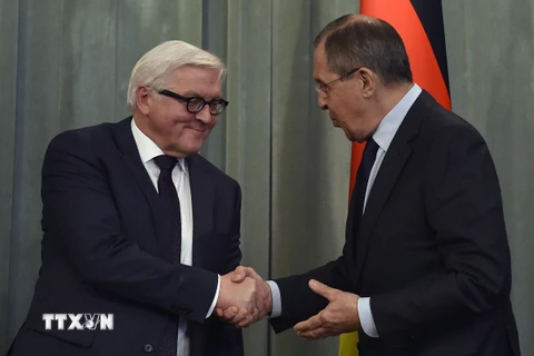 Ngoại trưởng Nga Sergei Lavrov (phải) gặp người đồng cấp Đức Frank-Walter Steinmeier tại Moskva. (Nguồn: AFP/TTXVN)