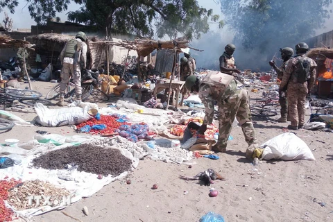 Khu lán trại của nhóm khủng bố Boko Haram sau cuộc đột kích của quân đội Nigeria. (Nguồn: THX/TTXVN)