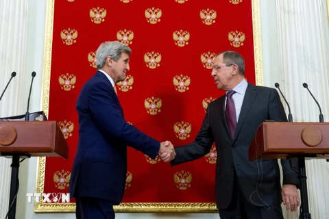 Ngoại trưởng Nga Sergei Lavrov và người đồng cấp Mỹ John Kerry bát tay tại cuộc họp báo chung ở thủ đô Moskva. (Nguồn: AFP/TTXVN)