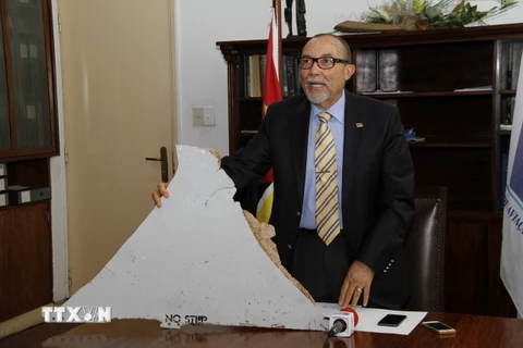 Giám đốc Cục Hàng không dân sự quốc gia Mozambique giới thiệu một mảnh vỡ nghi của máy bay MH370. (Nguồn: THX/TTXVN)
