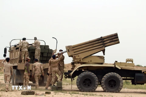 Binh sỹ quân đội Iraq chuẩn bị bệ phóng rocket trong chiến dịch chống IS tại thành phố Makhmur, cách Mosul khoảng 50 km về phía nam ngày 25/3. (Nguồn: THX/TTXVN)