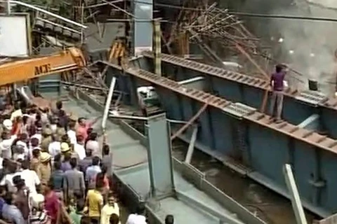 Hiện trường vụ sập cầu ở Kolkata, Ấn Độ. (Nguồn: ANI)