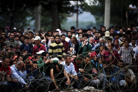 Người tị nạn chờ đợi tại biên giới Macedonia-Hy Lạp. (Nguồn: AFP)